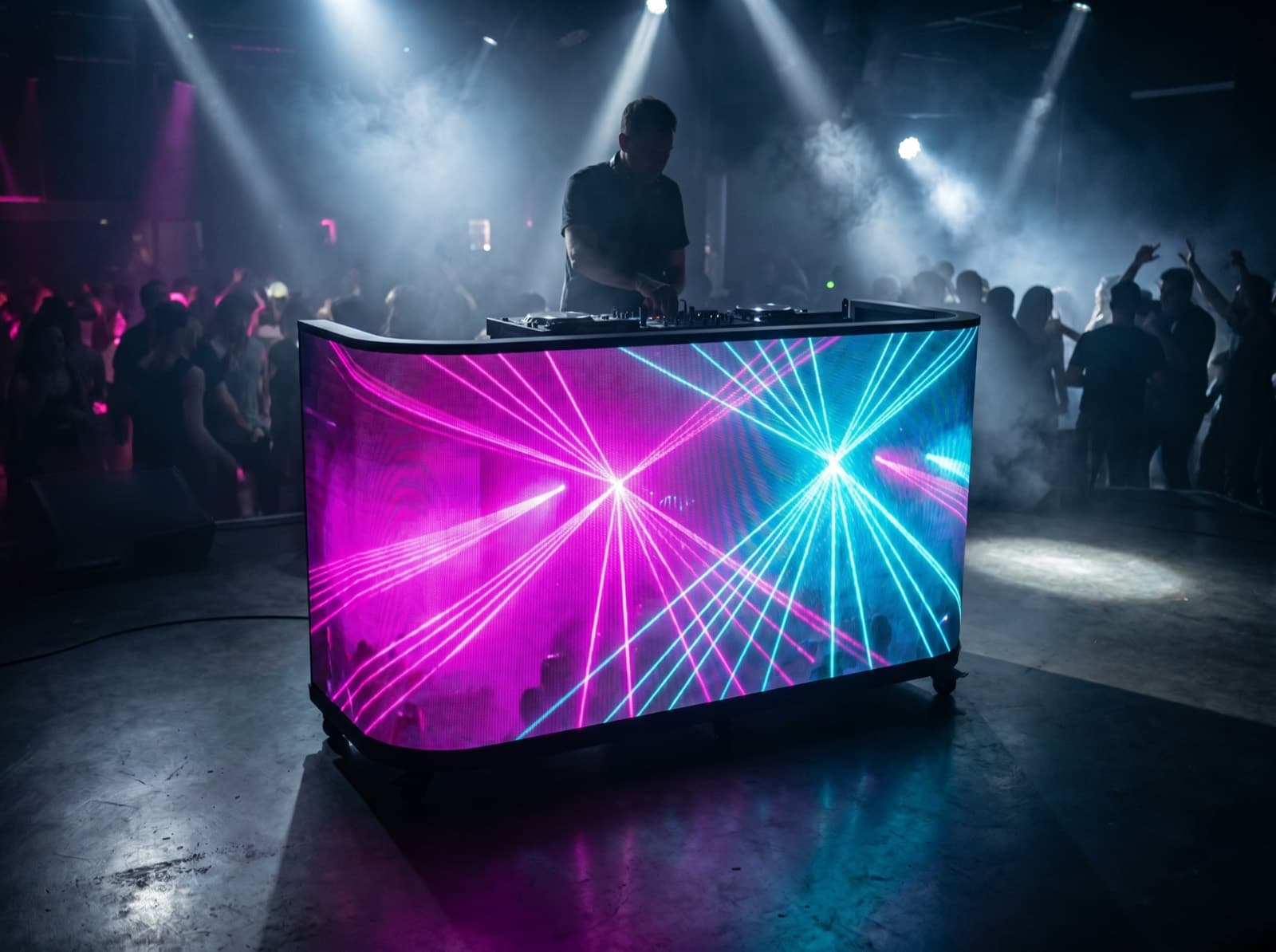LED pult GMITTER MEDIA ako scéna pre DJ-a na klubovom podujatí, celé čelo pultu hrá vizuál (vizualizácia)