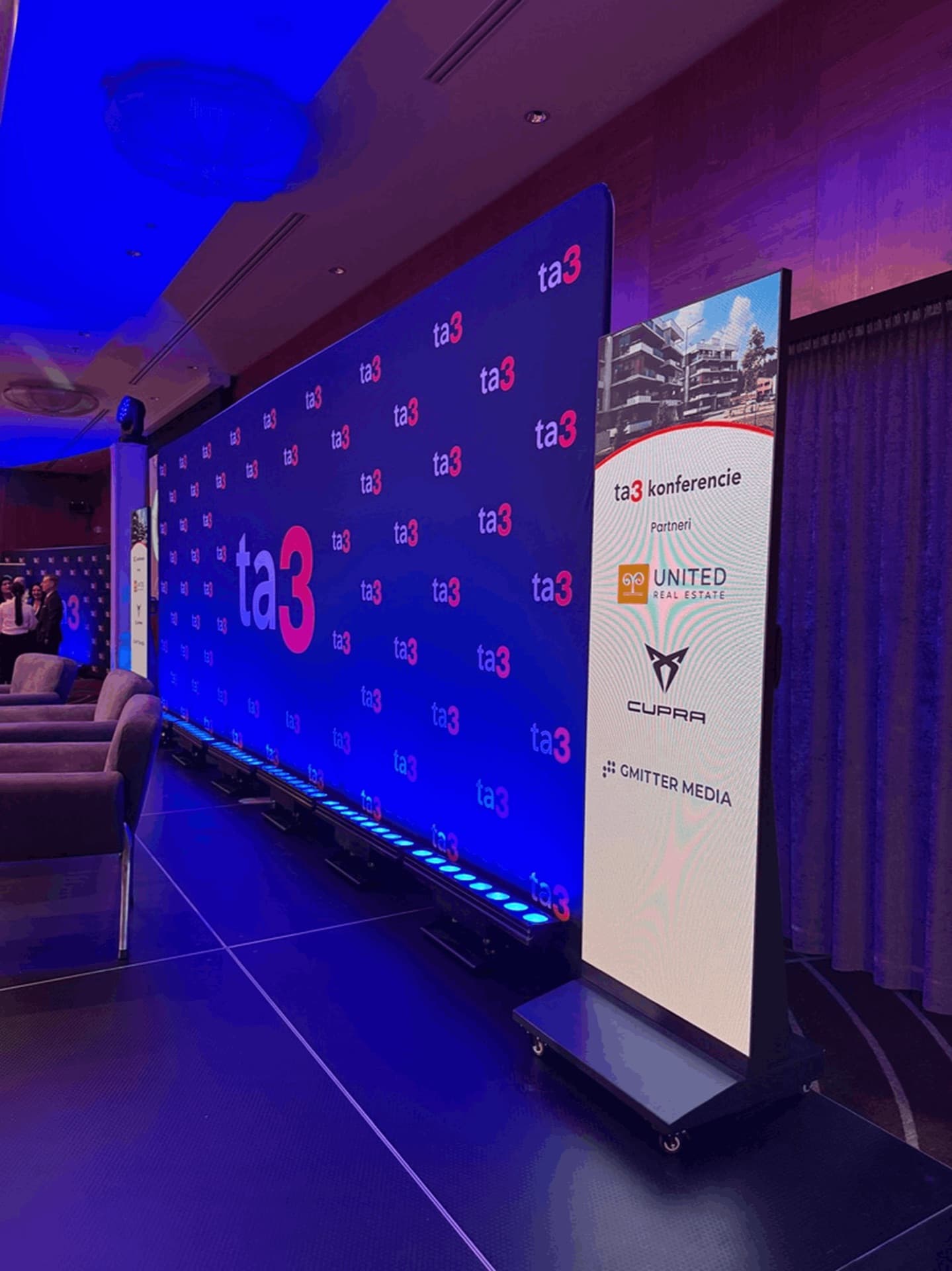 LED poster GMITTER MEDIA s logami partnerov konferencie ta3 vedľa LED steny