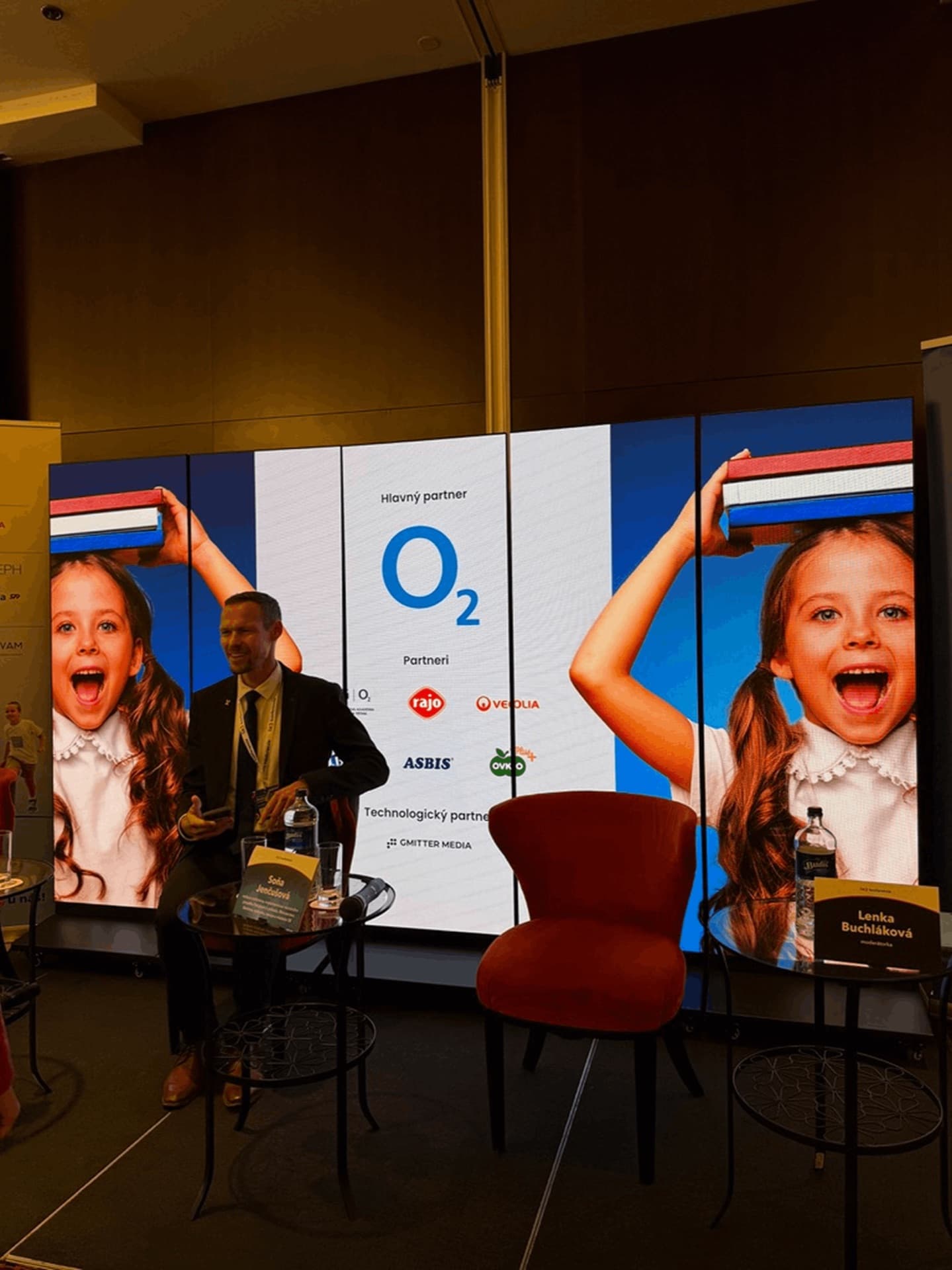 LED stena 5,2 x 2 m zložená z ôsmich LED posterov ako pódiové pozadie na konferencii ta3