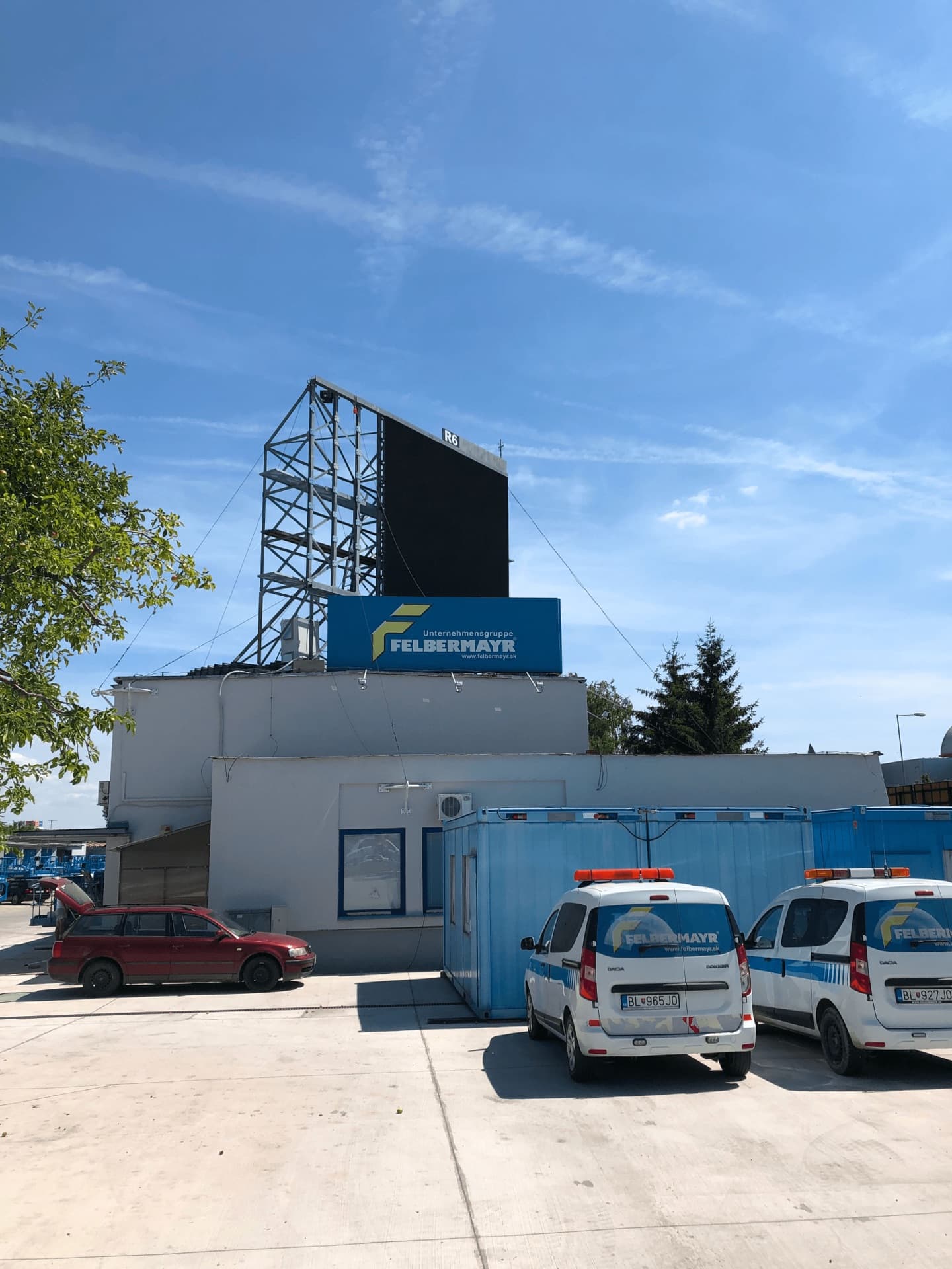 Digitálny bilbord GMITTER MEDIA na oceľovej konštrukcii na streche budovy v Bratislave