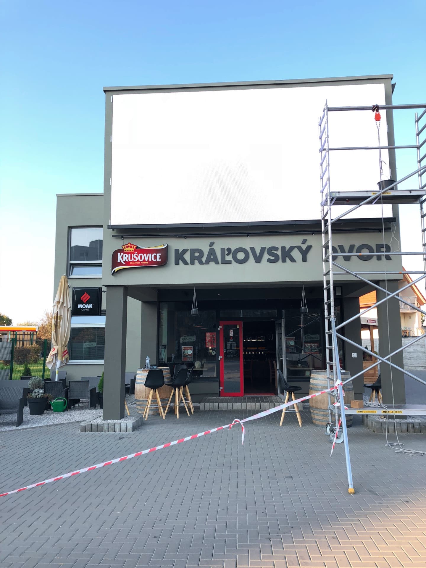 LED reklamná obrazovka GMITTER MEDIA na fasáde reštaurácie Kráľovský dvor cez deň