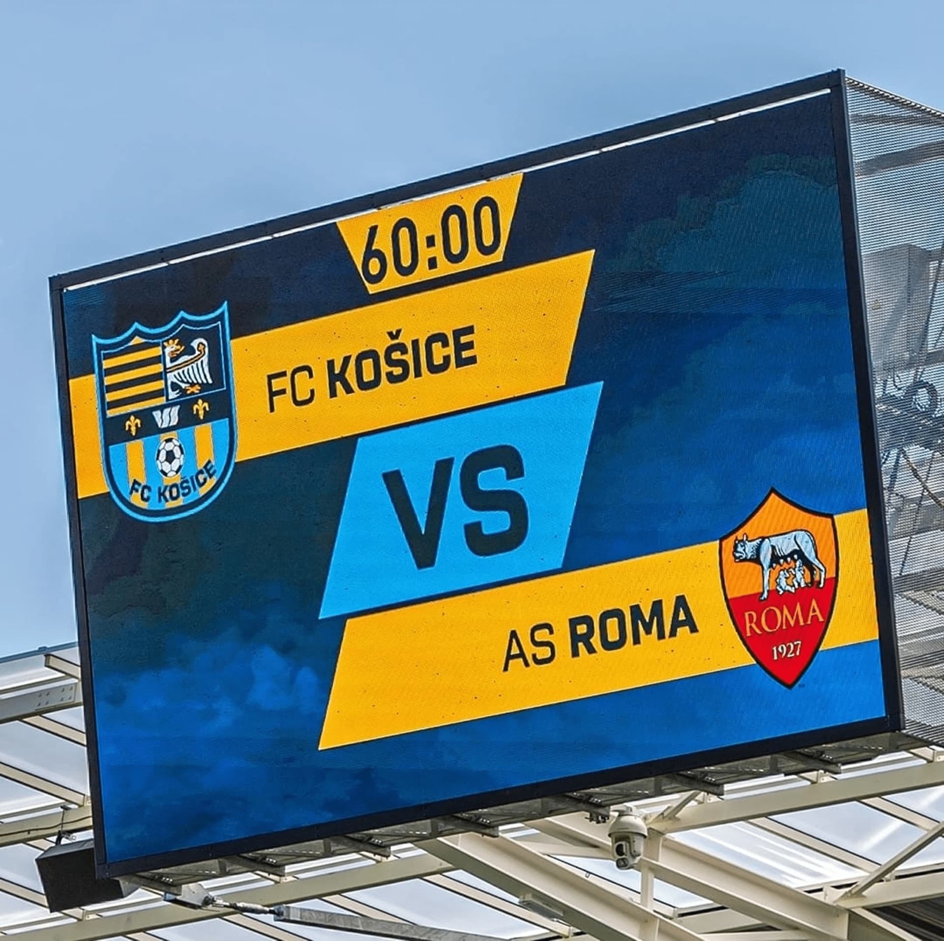 LED skóre tabuľa GMITTER MEDIA s časomierou a logami FC Košice a AS Roma na Košickej futbalovej aréne