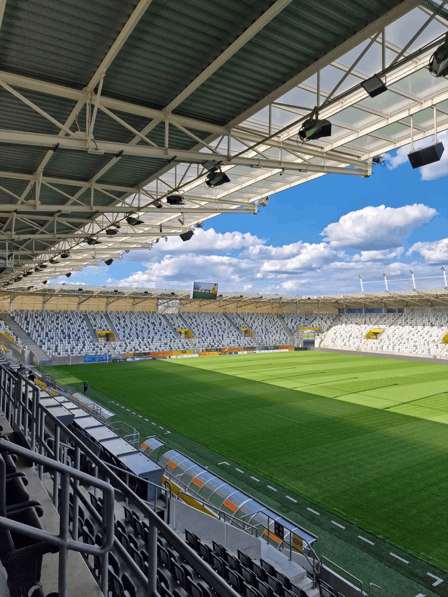 Pohľad z tribúny Košickej futbalovej arény na hraciu plochu a veľkoplošnú LED obrazovku