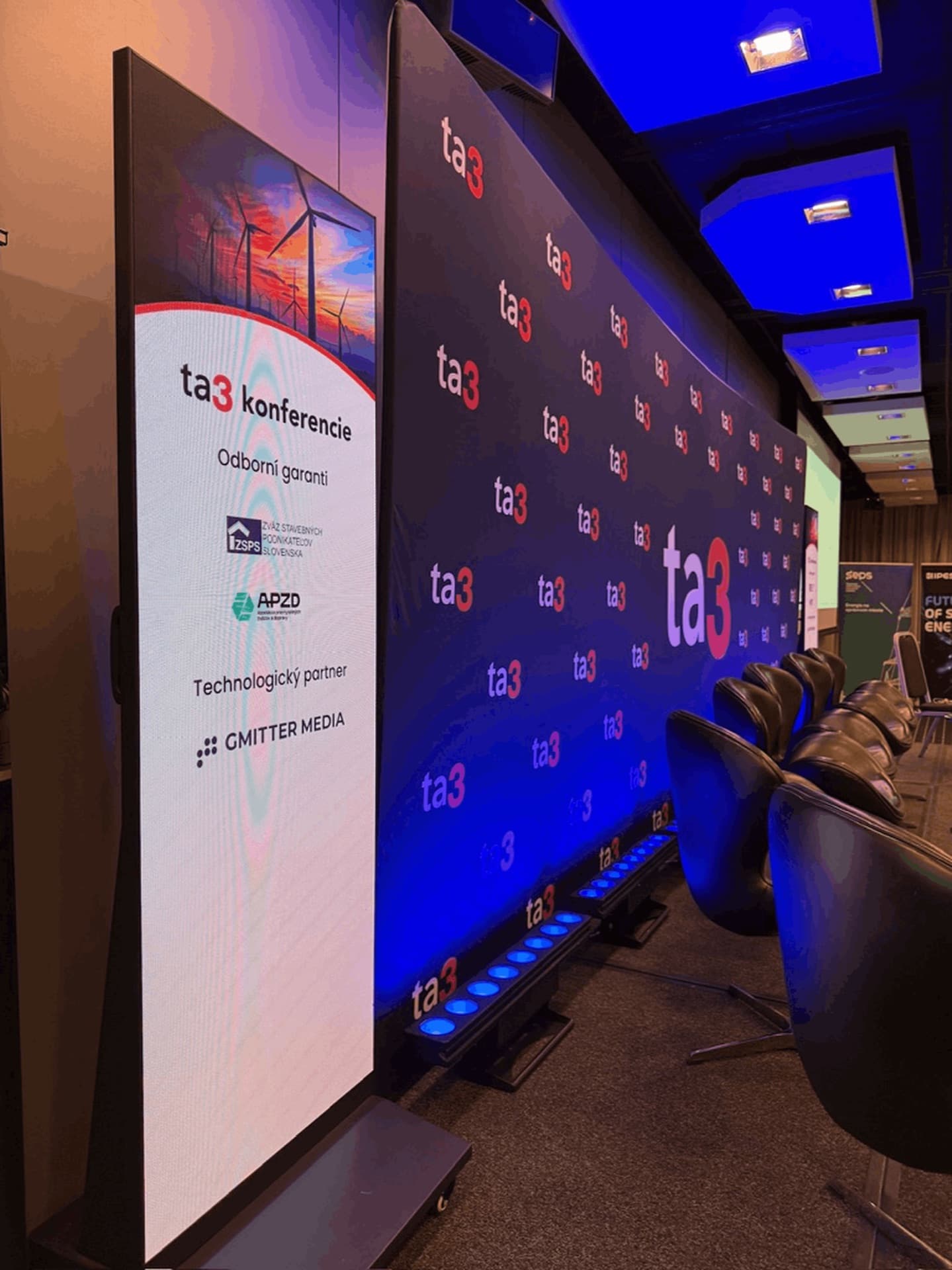 LED video stena s brandingom ta3 a LED poster s logom technologického partnera GMITTER MEDIA
