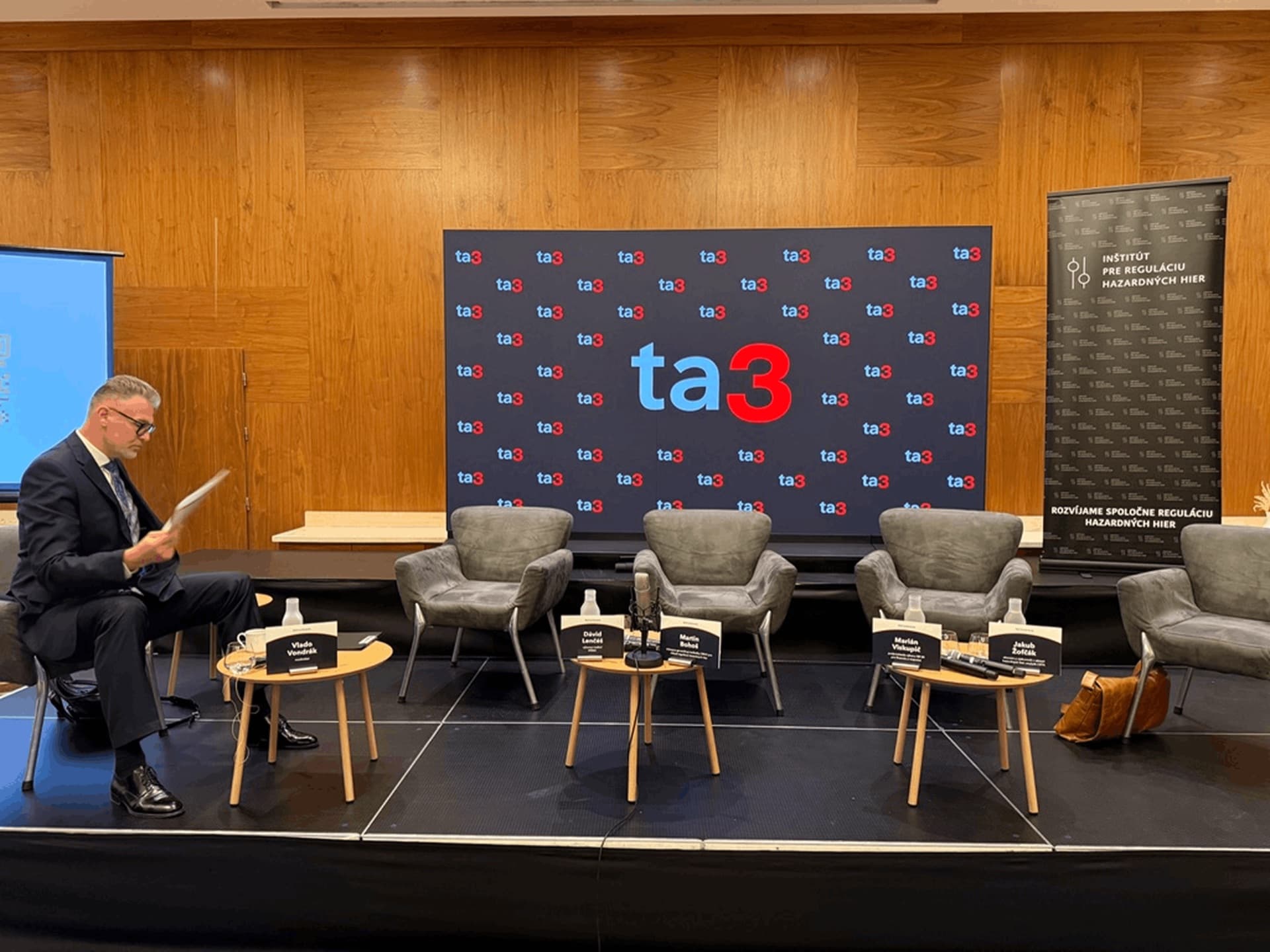 LED video stena s brandingom ta3 ako pozadie pódia na konferencii